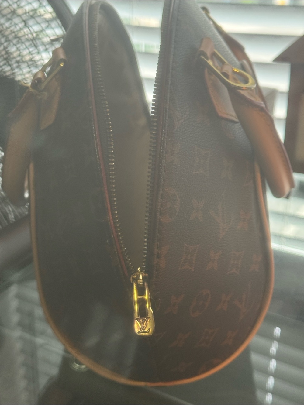 Louis Vuitton Monogram Shoulder Bag with Tan Trim and Gold Hardware - Picture 5 of 6